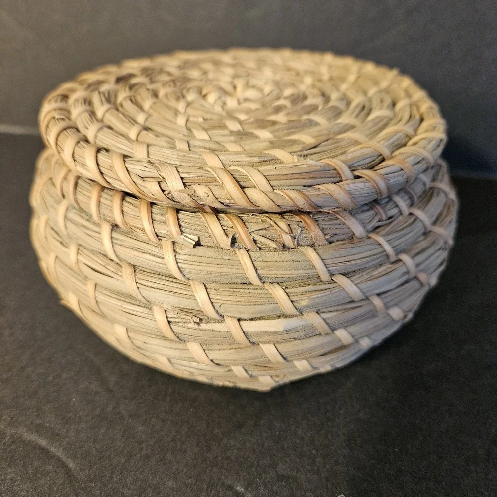 Vintage‎ Small Handwoven Rattan Straw Wicker Basket With Lid Lidded